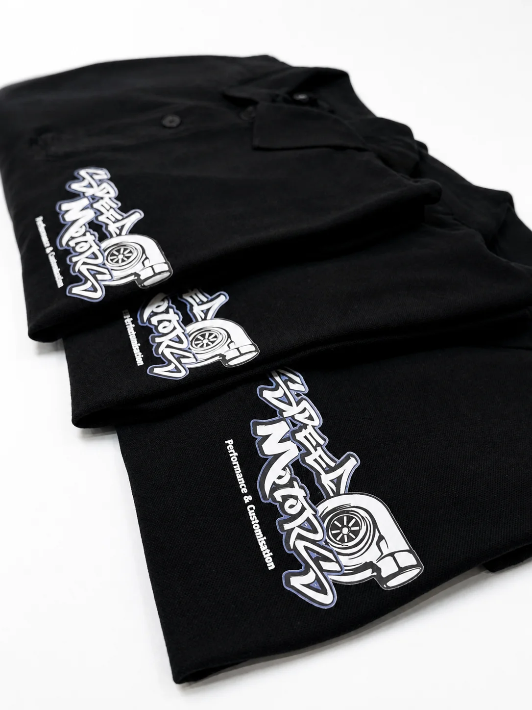 Impression DTF logo Speed Motors sur polos noirs empilés