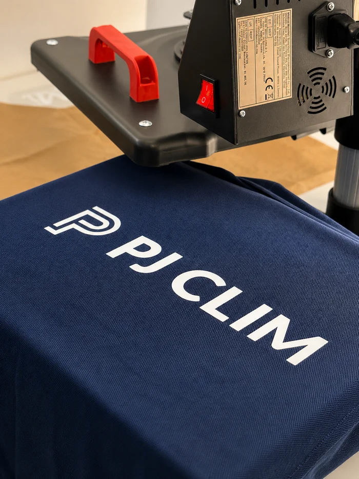 Presse à chaud appliquant le flocage du logo PJ Clim