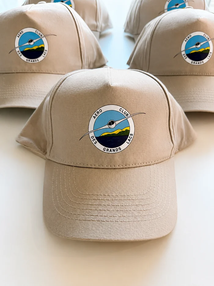 Casquettes bleu marine brodées pour un aéroclub